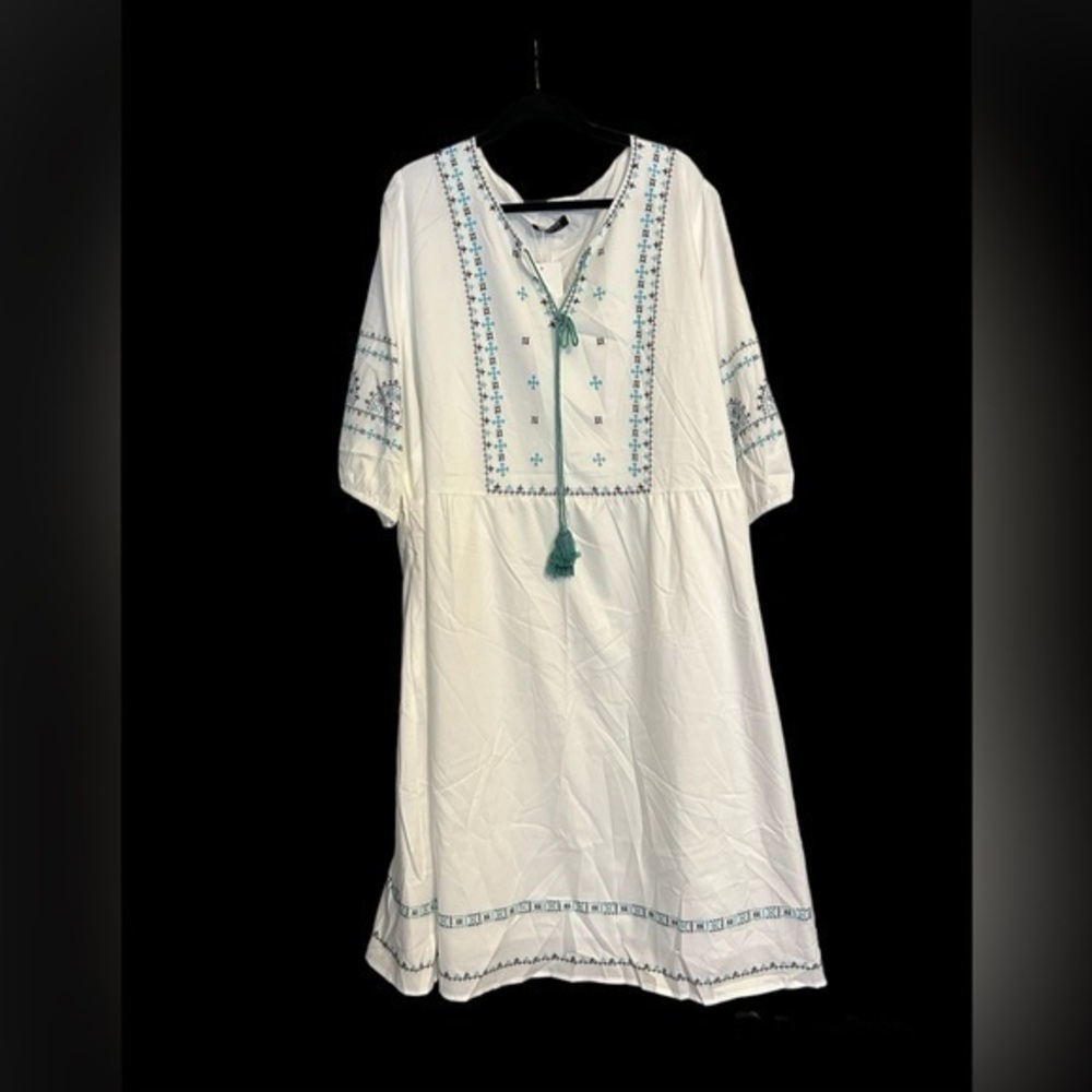 BLOOMCHIC white with black/blue print embroidery look dress.  Size 26. NEW